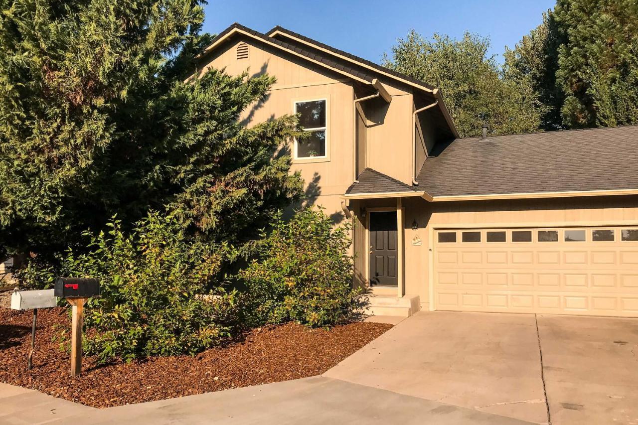 Mount Shasta Escape With Balcony About Walk To Dtwn Villa Exterior photo